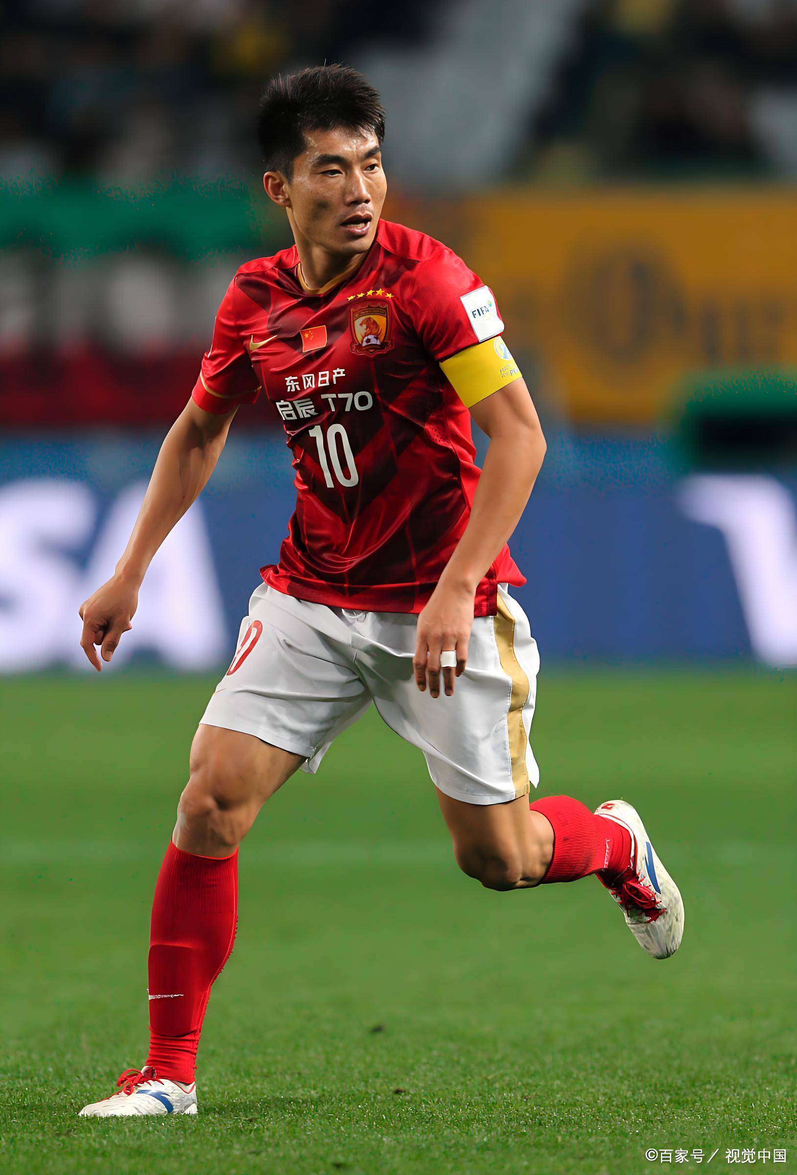 足球比赛中球队展现出坚韧不拔的斗志 足球比赛中球队展现出坚韧不拔的斗志