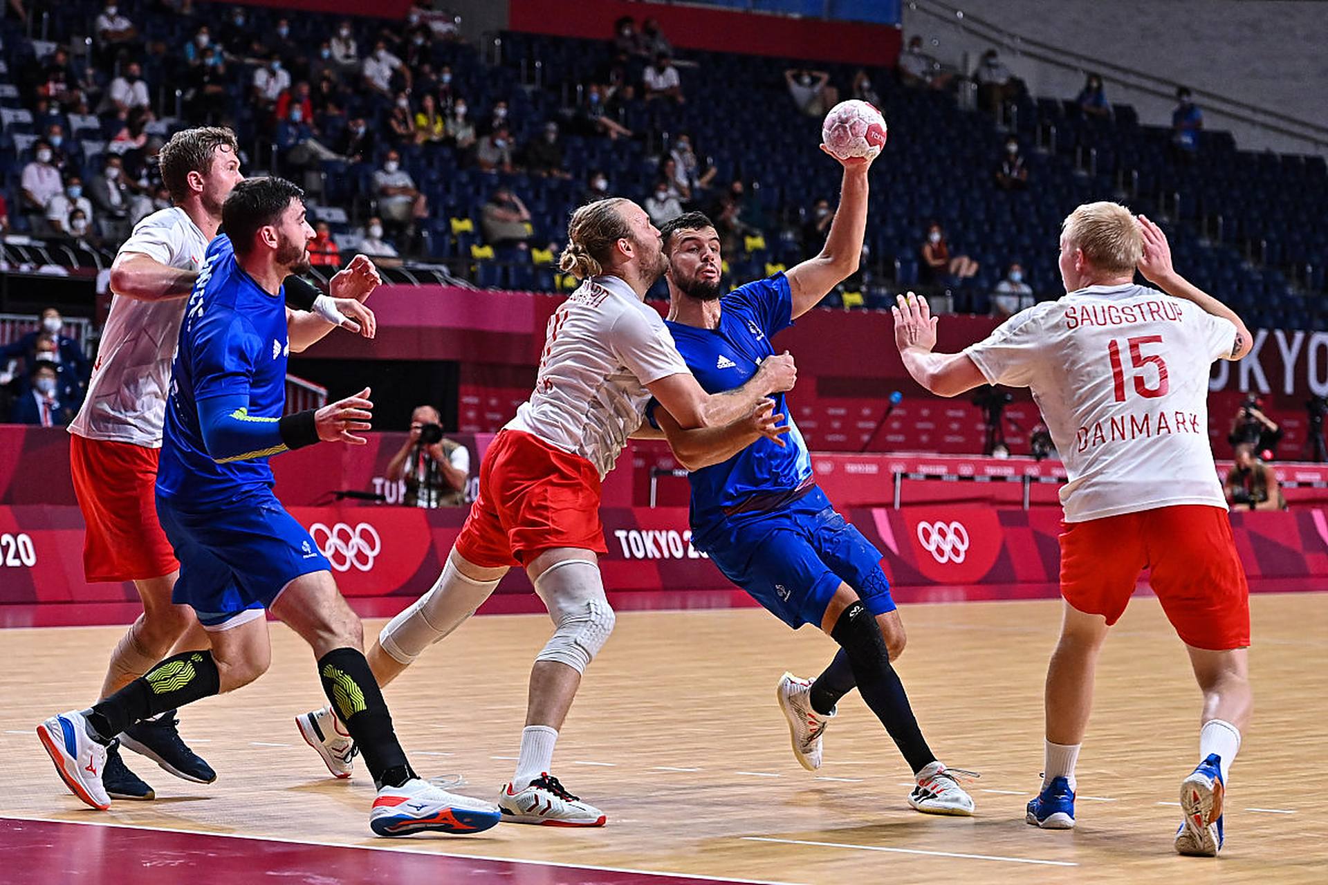 足球比赛中球队展现出坚韧不拔的斗志 足球比赛中球队展现出坚韧不拔的斗志