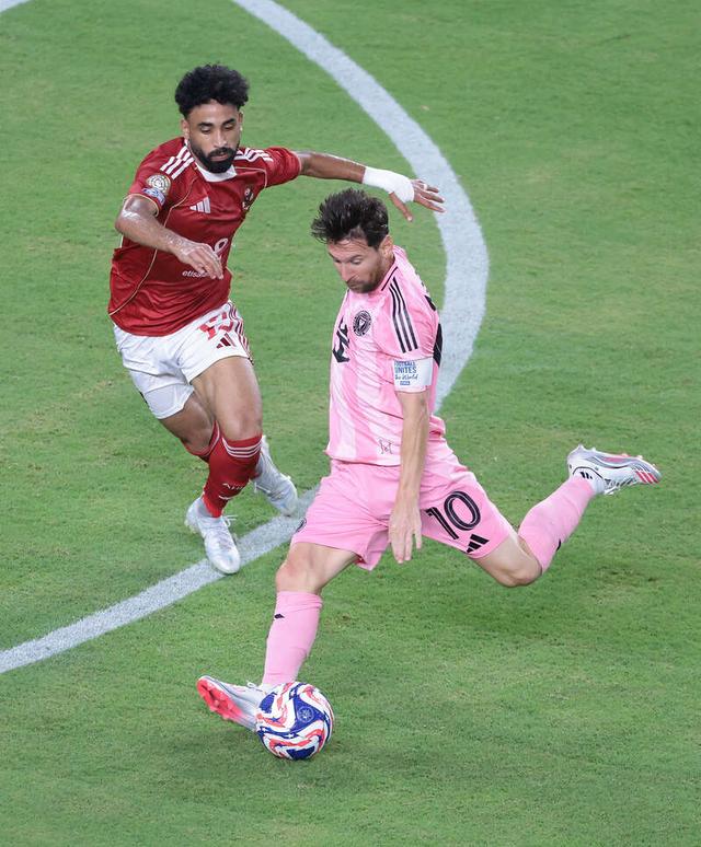 包含足球赛事激烈对决，凭借黄金一击获胜的词条