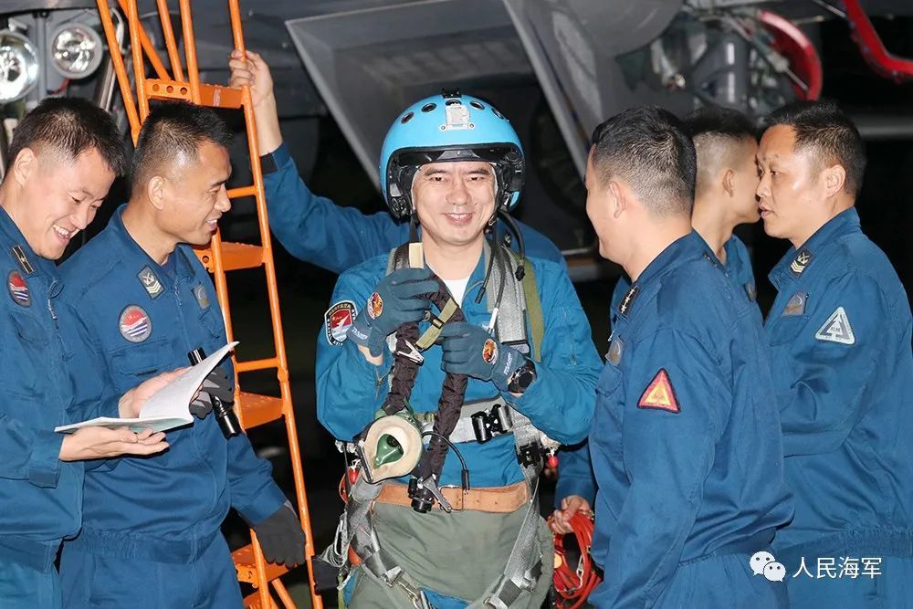 智利国家队与秘鲁队进行激烈对抗 智利国家队与秘鲁队进行激烈对抗