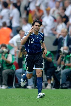 包含阿根廷体育员笑纳奖牌，春风得意的词条