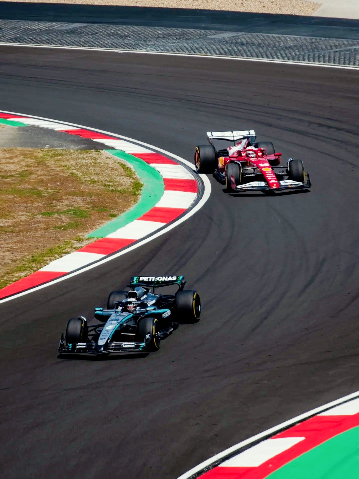 红牛车队完胜法拉利,塞恩斯点燃赛场 红牛车队完胜法拉利,塞恩斯点燃赛场